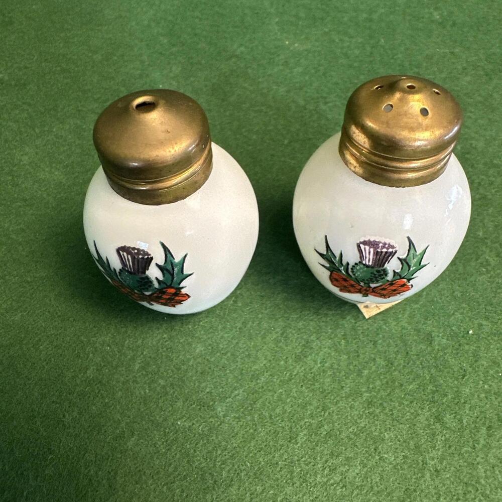 VTG Ireland 60'S Christmas Holly Red Bow MILK GLASS SALT AND PEPPER SHAKERS - Picture 7 of 9
